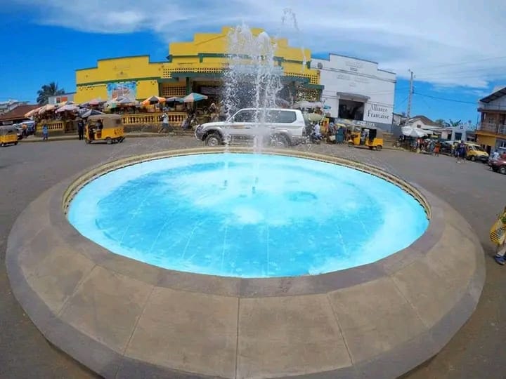 Le tour de l'île à Nosy Be : Une activité qui permet de découvrir la ville, l'histoire et la culture de l'île, la ville et ses habitants. Hell-Ville, Cascade, Arbre sacré...